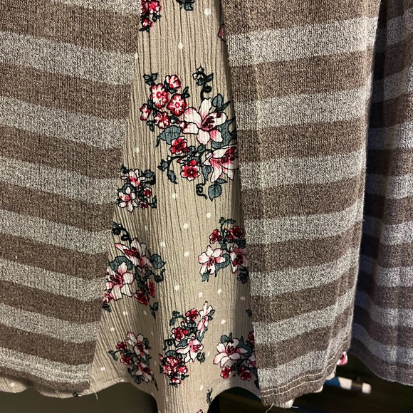 SUZANNE BETRO Beautiful stripe and floral long sleeve top!! Size L - Picture 6 of 8